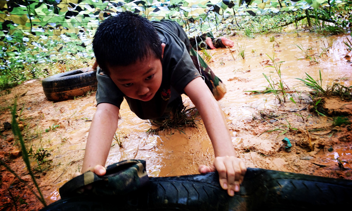 军事夏令营中孩子们在努力的训练
