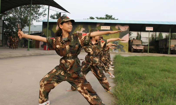 郑州中学生参加的军事夏令营
