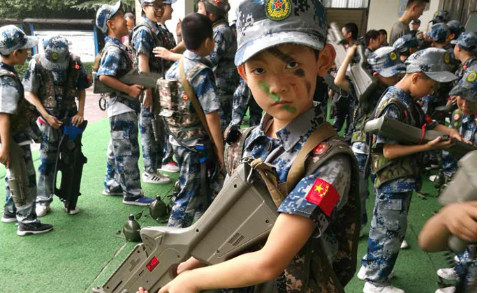 军事夏令营中孩子在训练