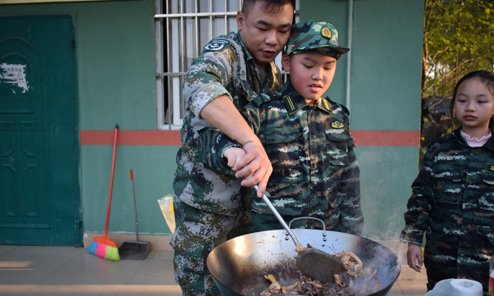 军事夏令营教孩子做饭