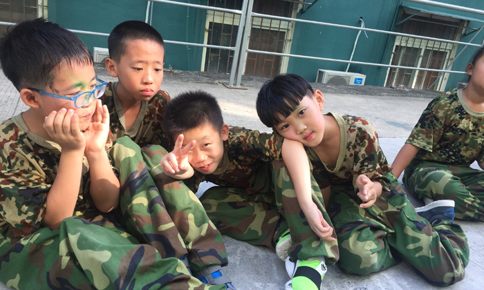 军事夏令营中孩子们在休息
