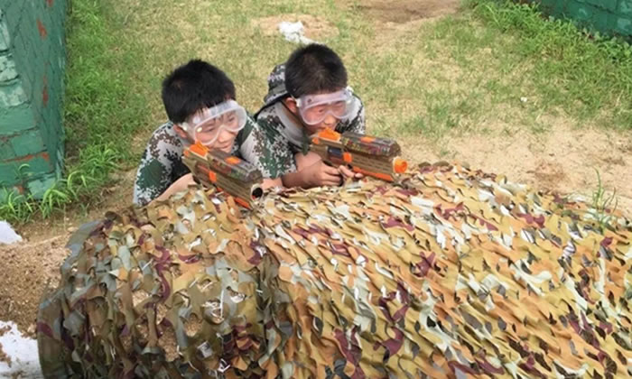 军事夏令营中孩子们在训练